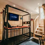 Love Room Bordeaux Playroom Avec Salle De Jeux Pour Adultes Et Lit A Eau Chauffant