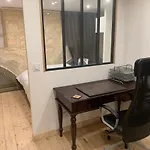 Chambre Avec Salle De Bain Et Cuisine Privee Centre Ville Historique Avec Climatisation Et Patio