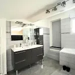 Design And Quiet T3 In Bordeaux Center - Welkeys