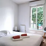 Spacious Apartment With Parking In Bordeaux