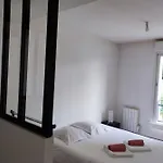 Spacious Apartment With Parking In Bordeaux