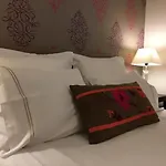 LES TROIS CHANDELIERS un petit paradis en plein centre ville