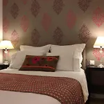 LES TROIS CHANDELIERS un petit paradis en plein centre ville