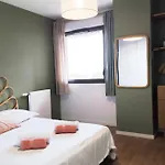 Nice 64 M With Balcony Near The Train Station