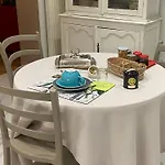 Calme , Proche Du Centre, Grande Terrasse, Petit Dejeuner
