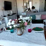 Chambre Chez L\'Habitante Avec Salle De Bain Et Cuisine Communes - Presence D\'Un Chat