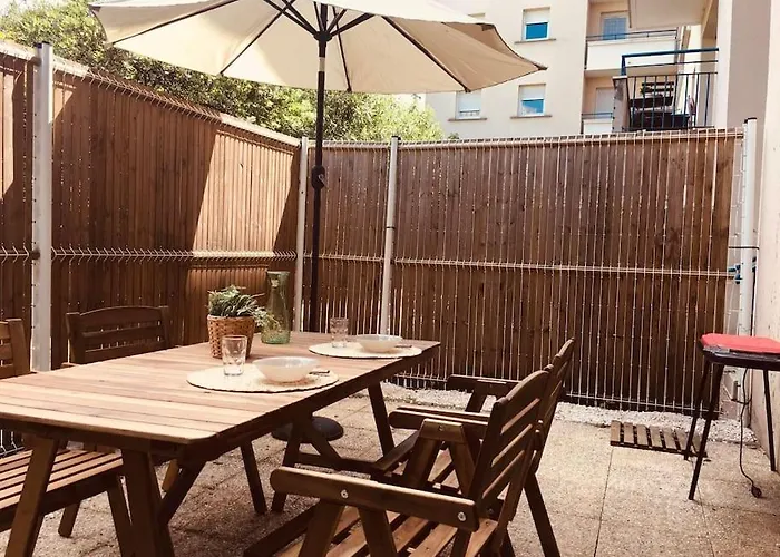 Studio cosy avec terrasse, quartier des Chatrons