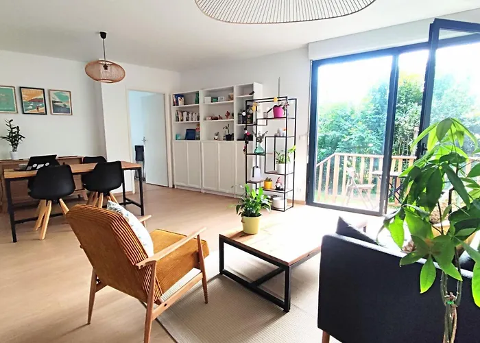 Spacious Apartment With Garden And Parking Slot
