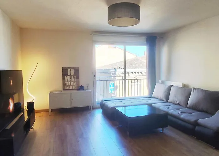 Spacious Apartment With Parking In Bordeaux