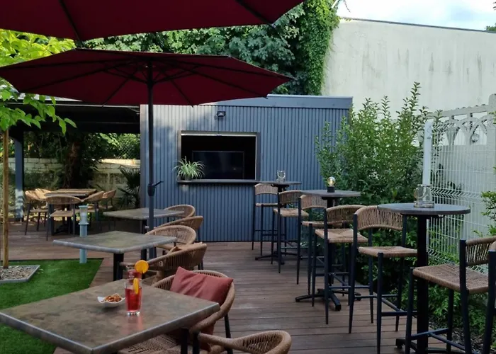 Bloom Hostel Bar & Garden
