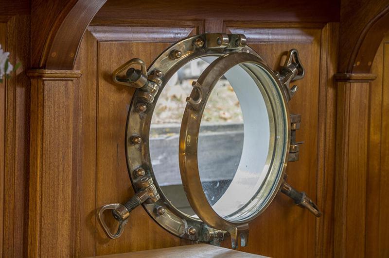 Botel Barge Tango *