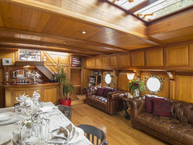 Barge Tango Botel *