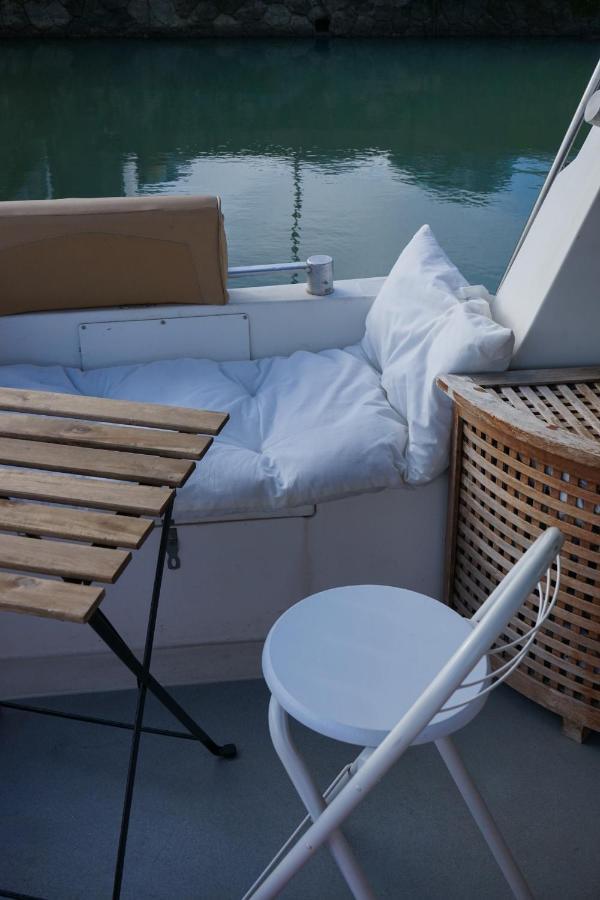Bateau Cocoon Au Bassin Des Lumieres Bordeaux