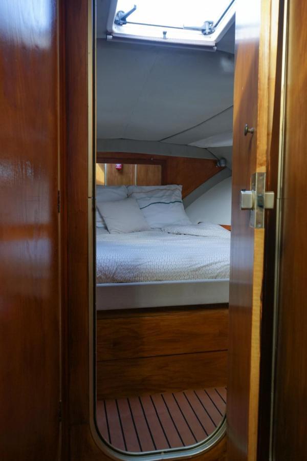 Bateau Cocoon Au Bassin Des Lumieres Bordéus