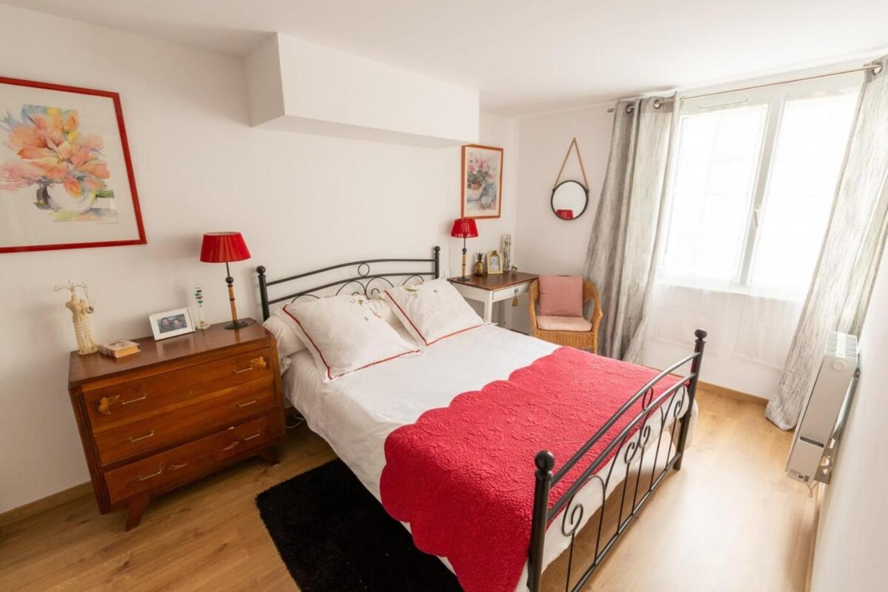 Apartment Furnished Near Palais De La Justice With 2 Bedrooms & A Garden