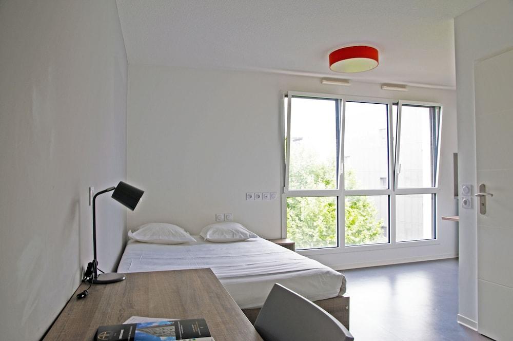 Aparthotel Centre Marne - Gare Saint-jean 3*
