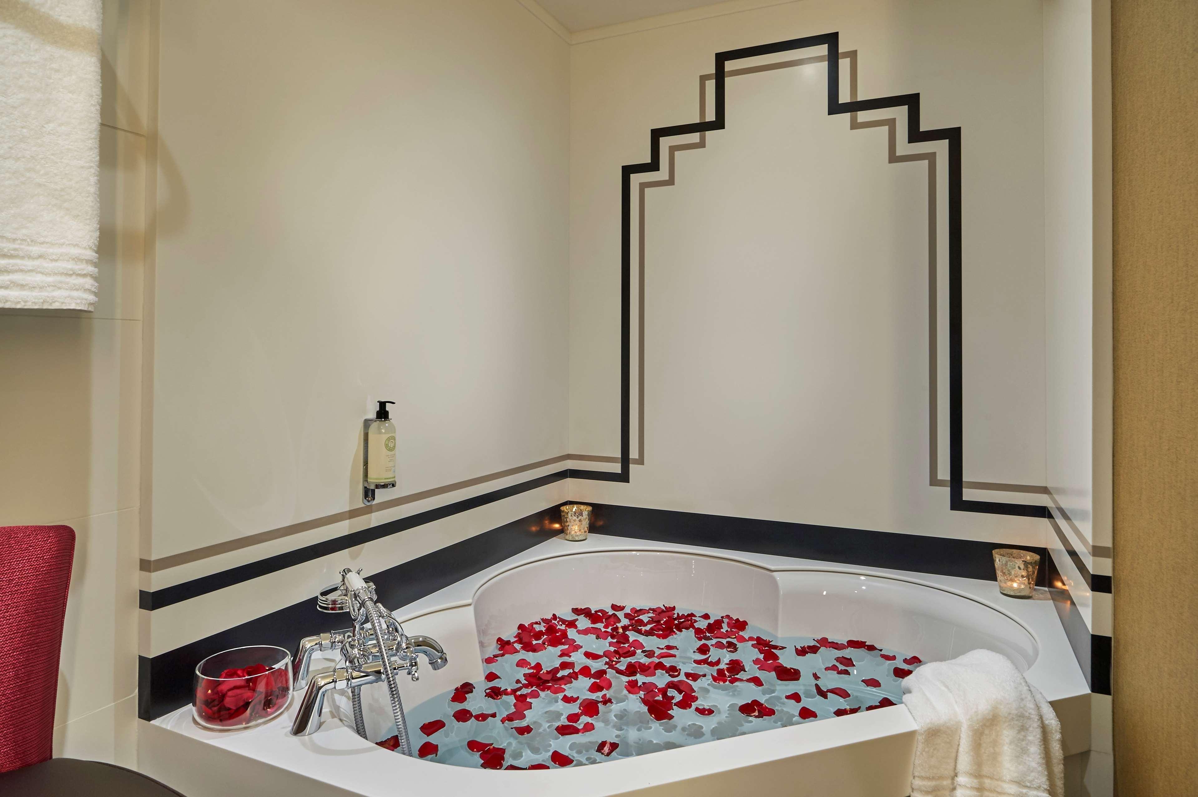 Khách sạn Western Premier Hbeo Centre 4*