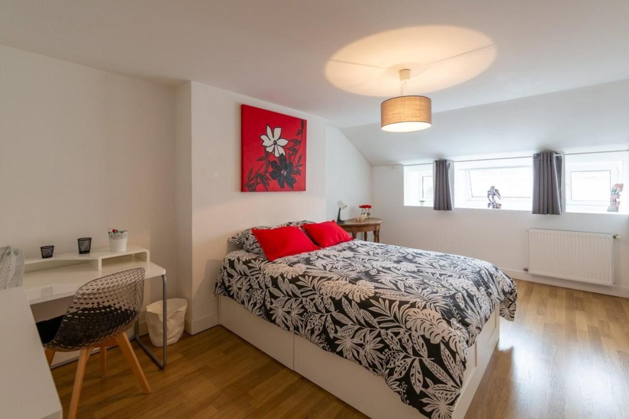 Contemporary Furnished Duplex With 3 Bedrooms Near All Amenities Bordéus