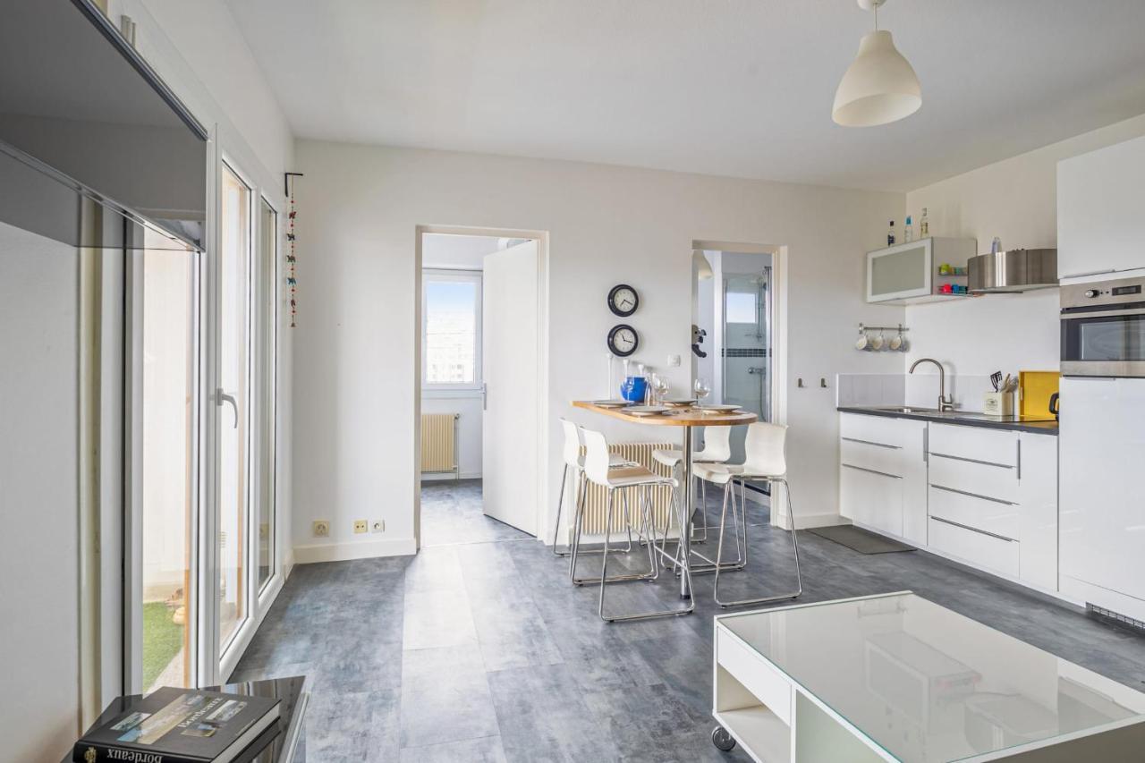 And Modern Flat With Balcony And Parking In - Welkeys * Bordeaux