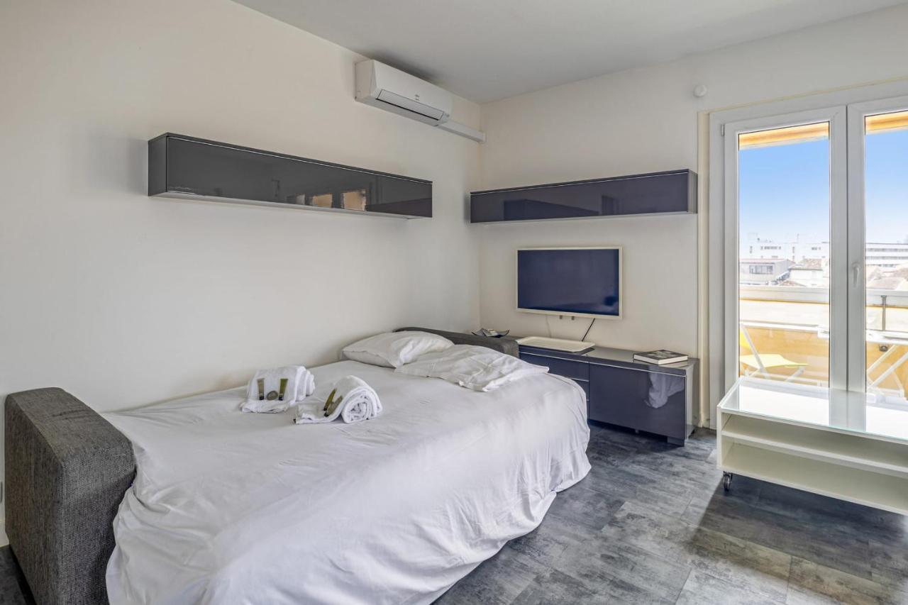 And Modern Flat With Balcony And Parking In - Welkeys