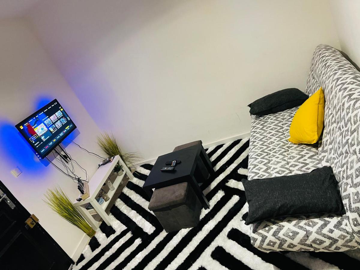 Studio Avec 25m2 Renove A 5 Min De La Gare *