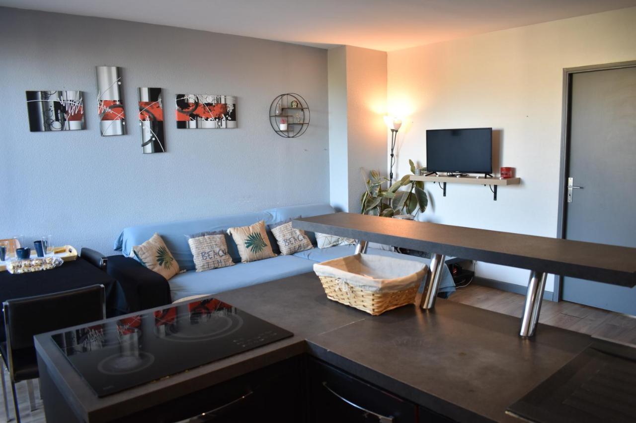 Superbe 3 Pieces Avec Terrasse 50 M2 10 Minutes A Pieds Du Centre 2 Chambres Et Un Salon * Bordeaux