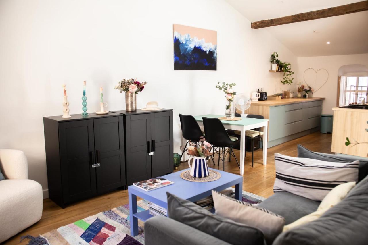 Rare Gem 2 Steps From The Heart Of Apartment