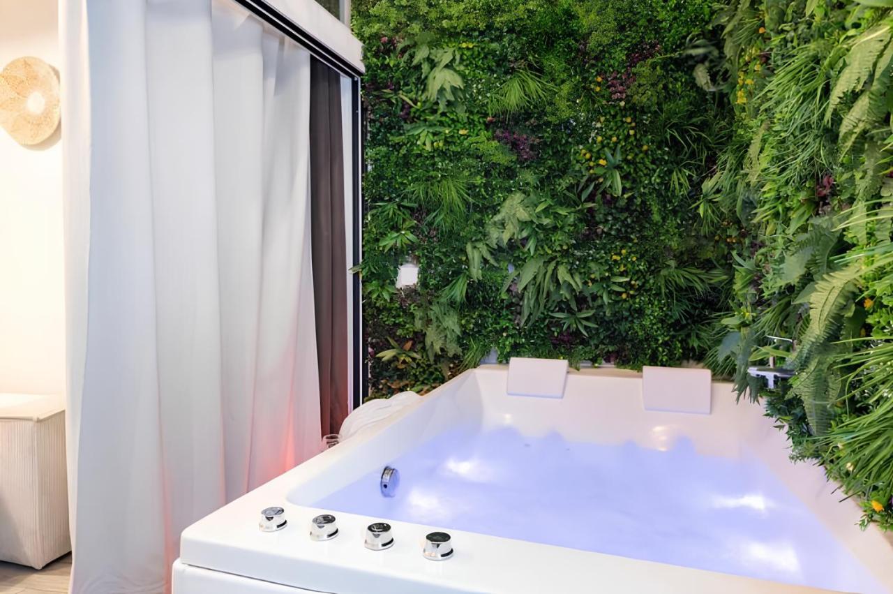 Secret Jungle Chartrons - Hyper-centre Jacuzzi Bain Balneo & Cinema Apartment