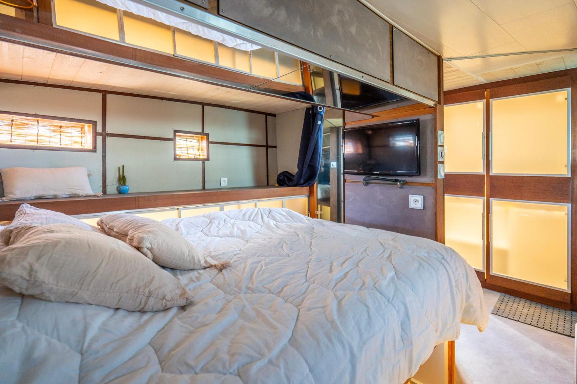 Botel Boat, Vintage Yacht *