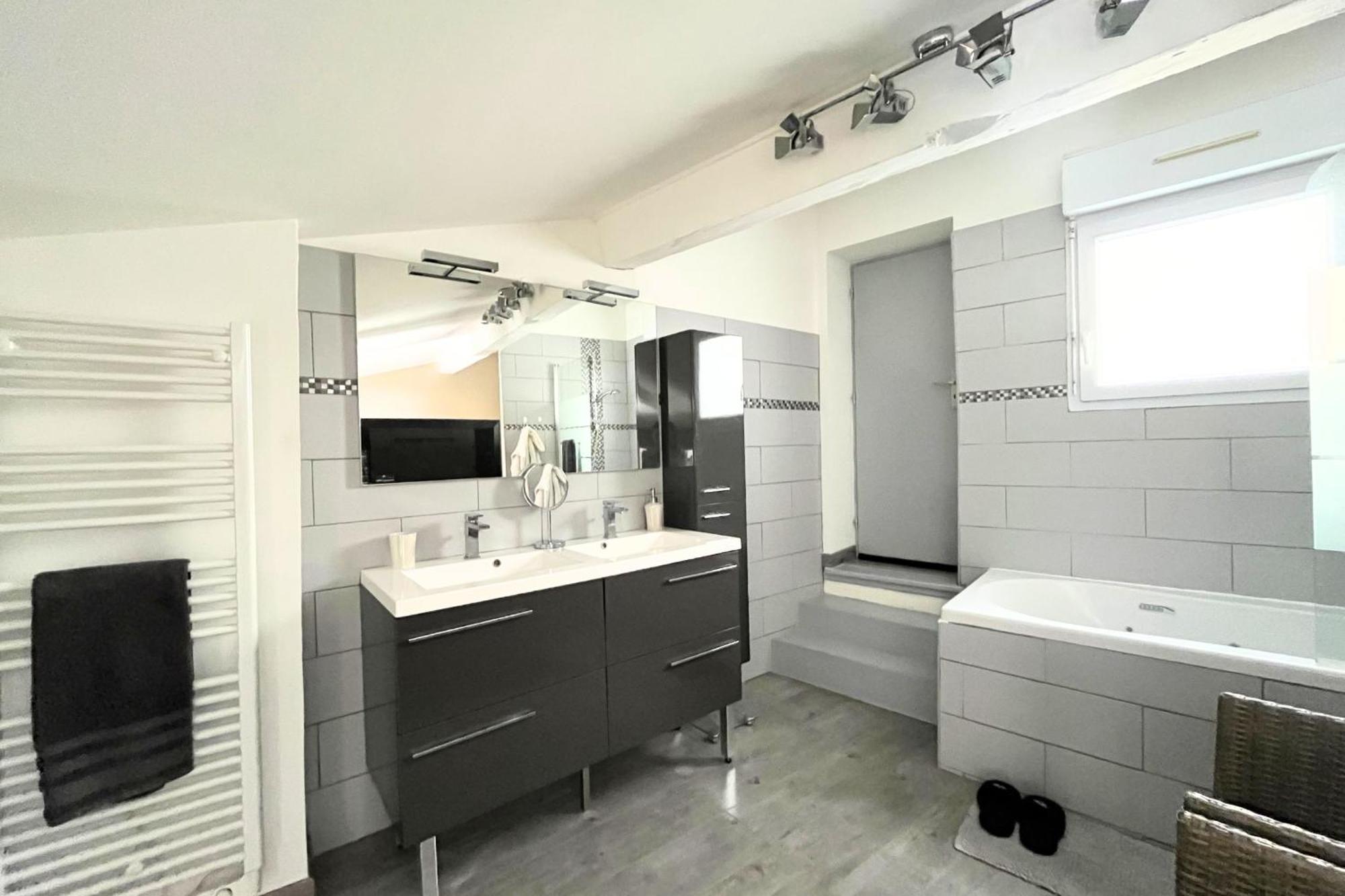 Apartment Design And Quiet T3 In Center - Welkeys *