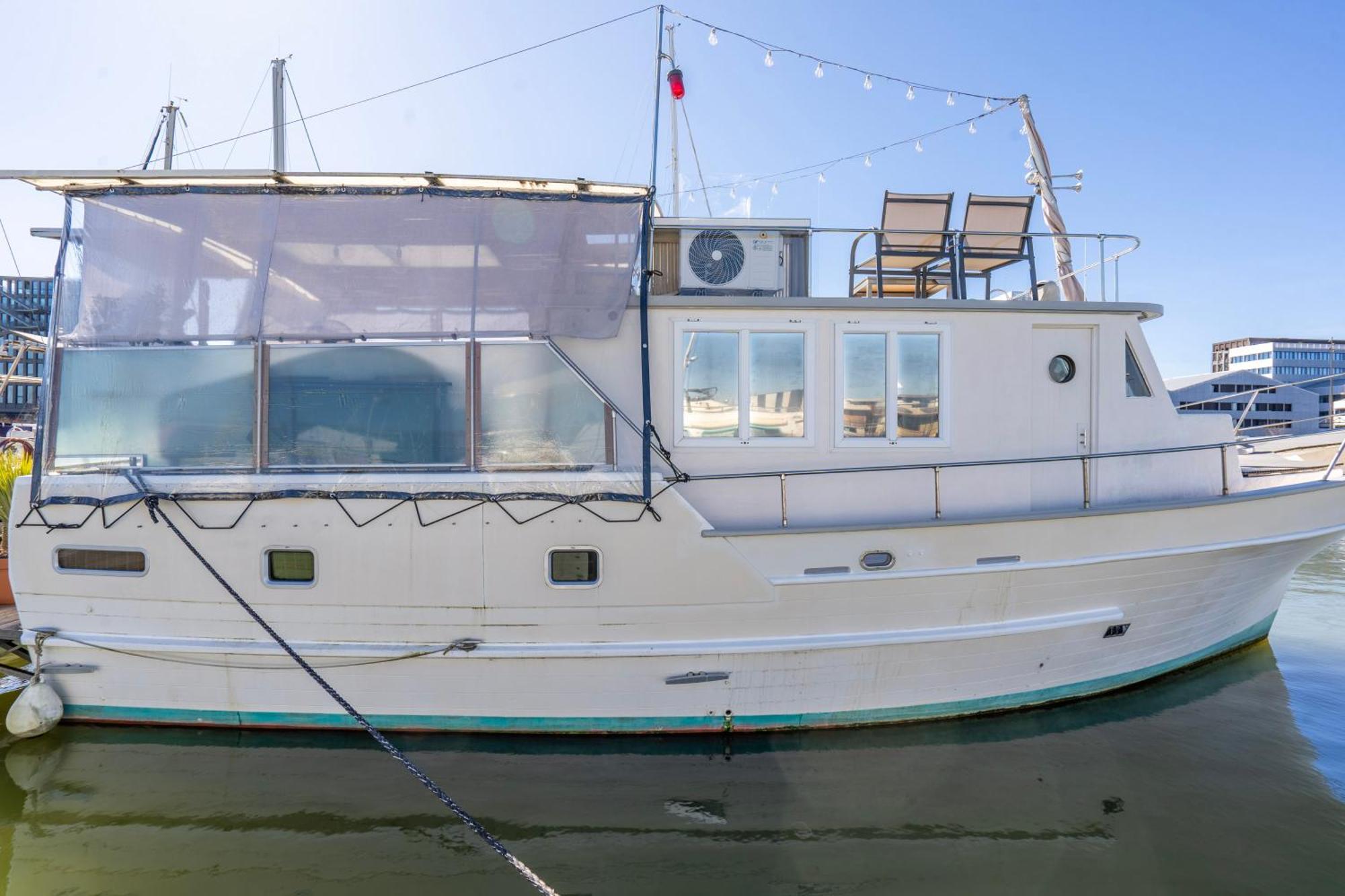 Botel Boat, Vintage Yacht Bordeaux