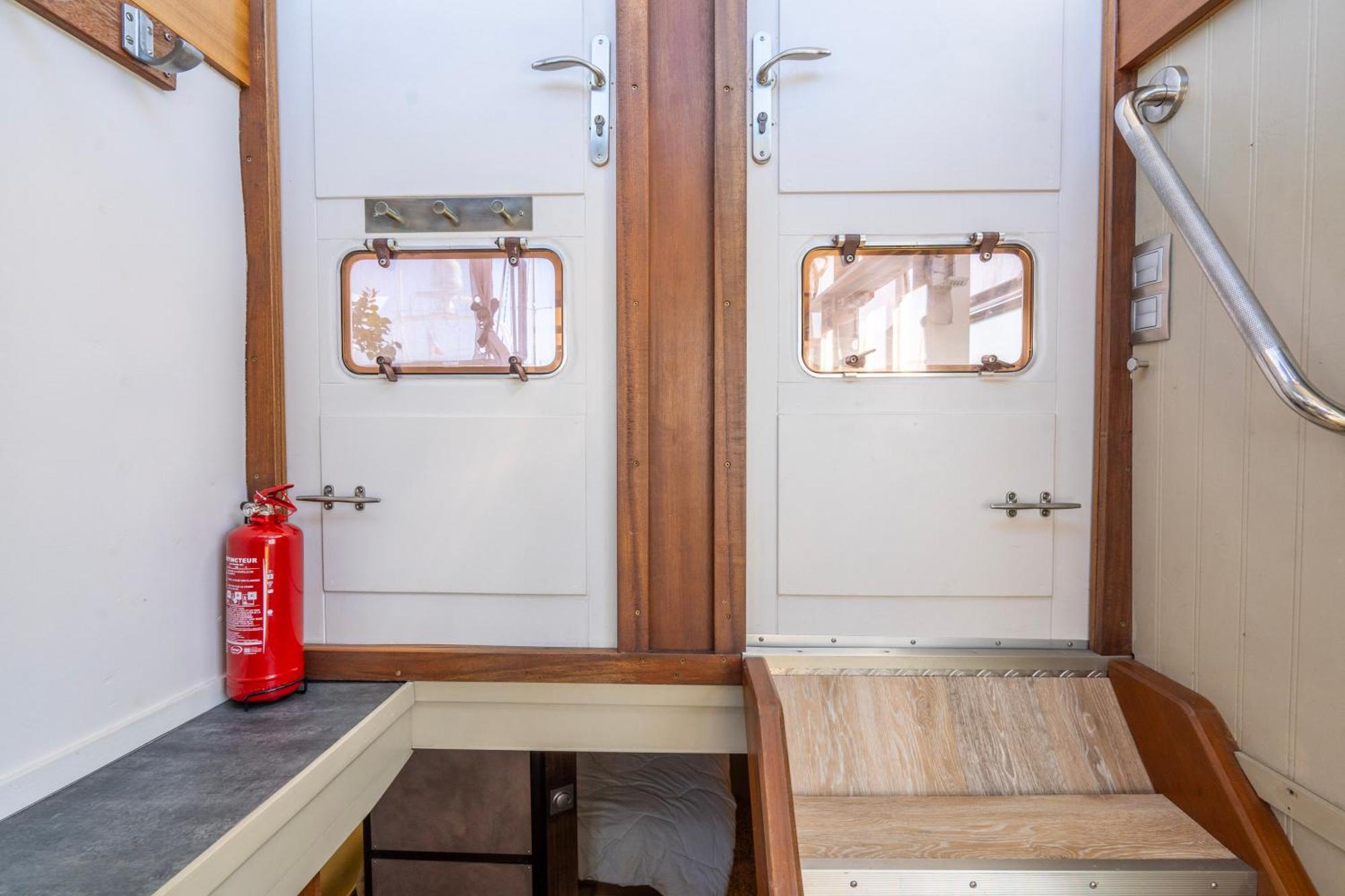 Botel Boat, Vintage Yacht Bordeaux