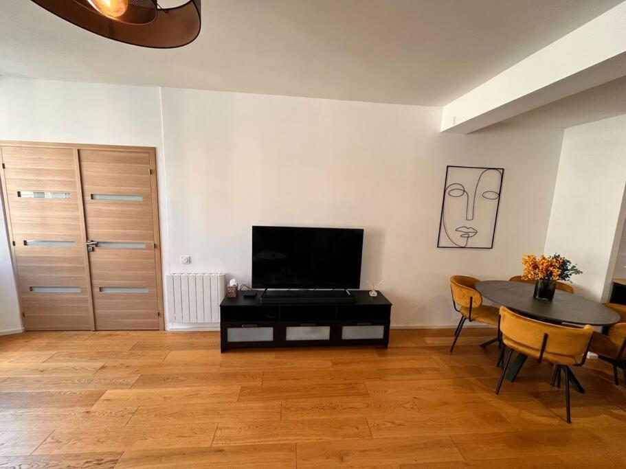 Beautiful In Center Apartment