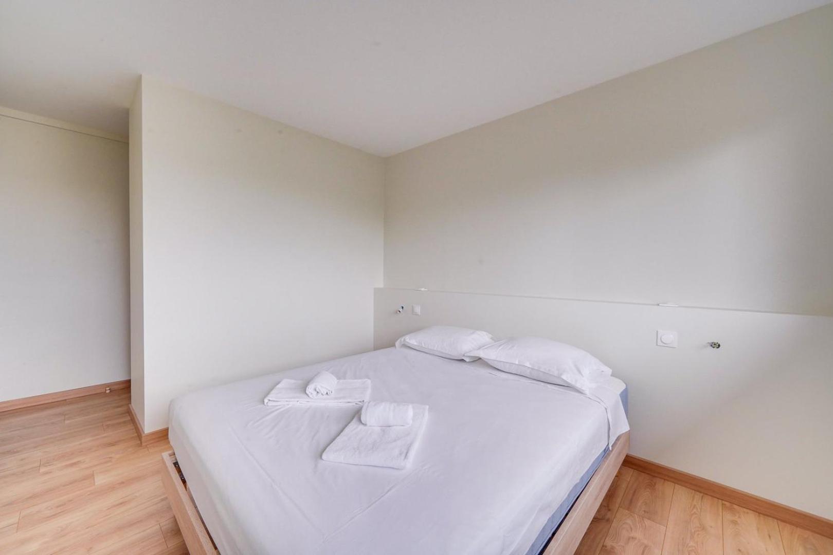 Nice With Balcony St Genes And Parking Apartment *
