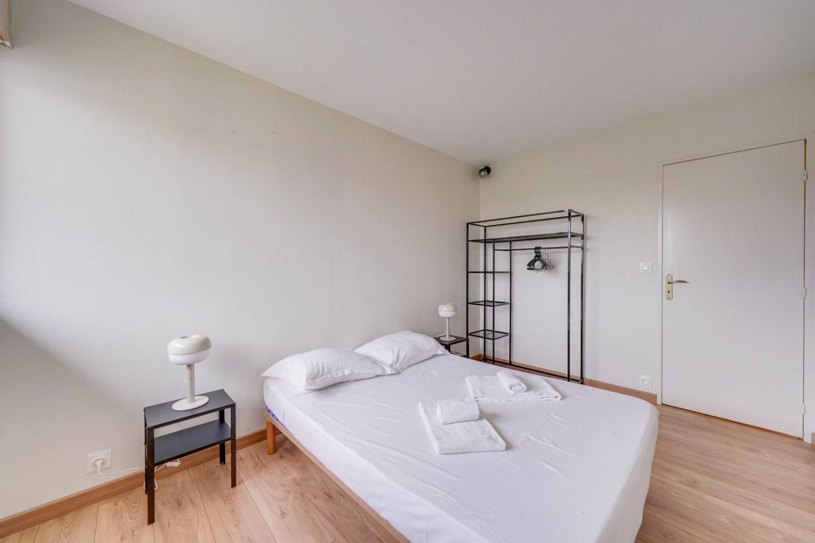 Nice With Balcony St Genes And Parking Apartment