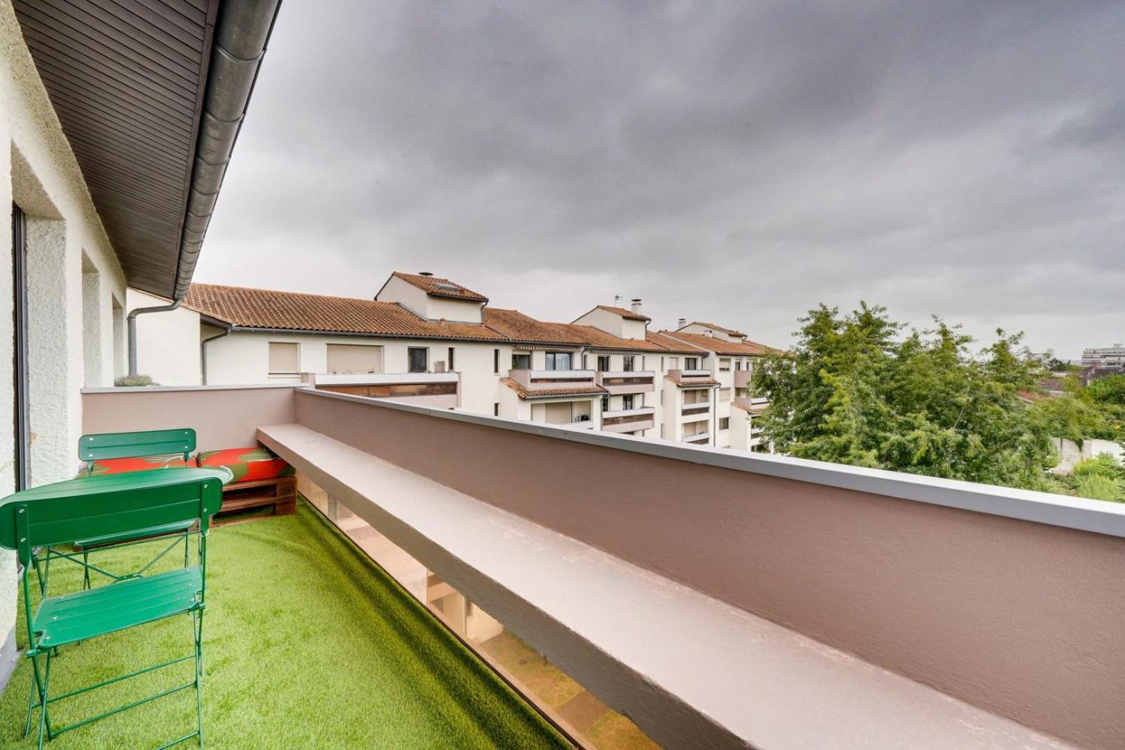 Nice With Balcony St Genes And Parking * Bordeaux