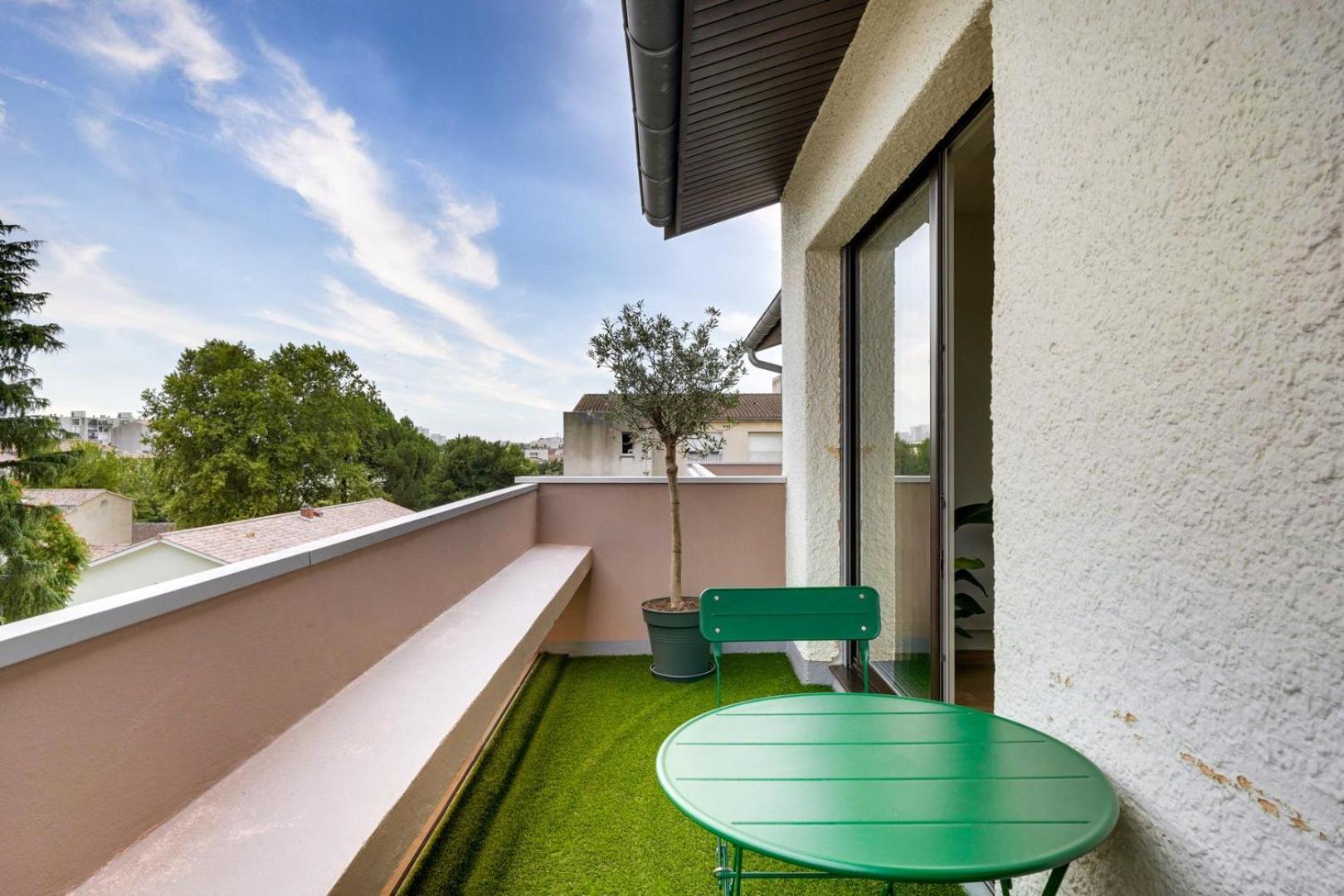 Nice With Balcony St Genes And Parking *
