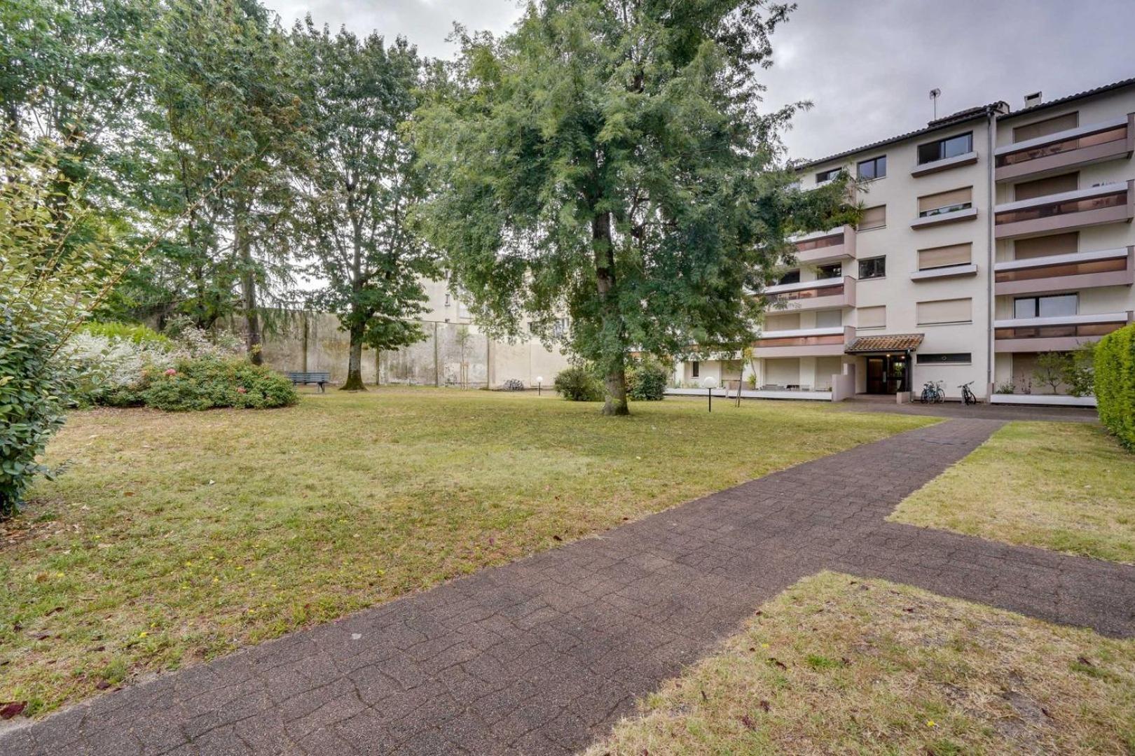 Nice With Balcony St Genes And Parking Apartment *