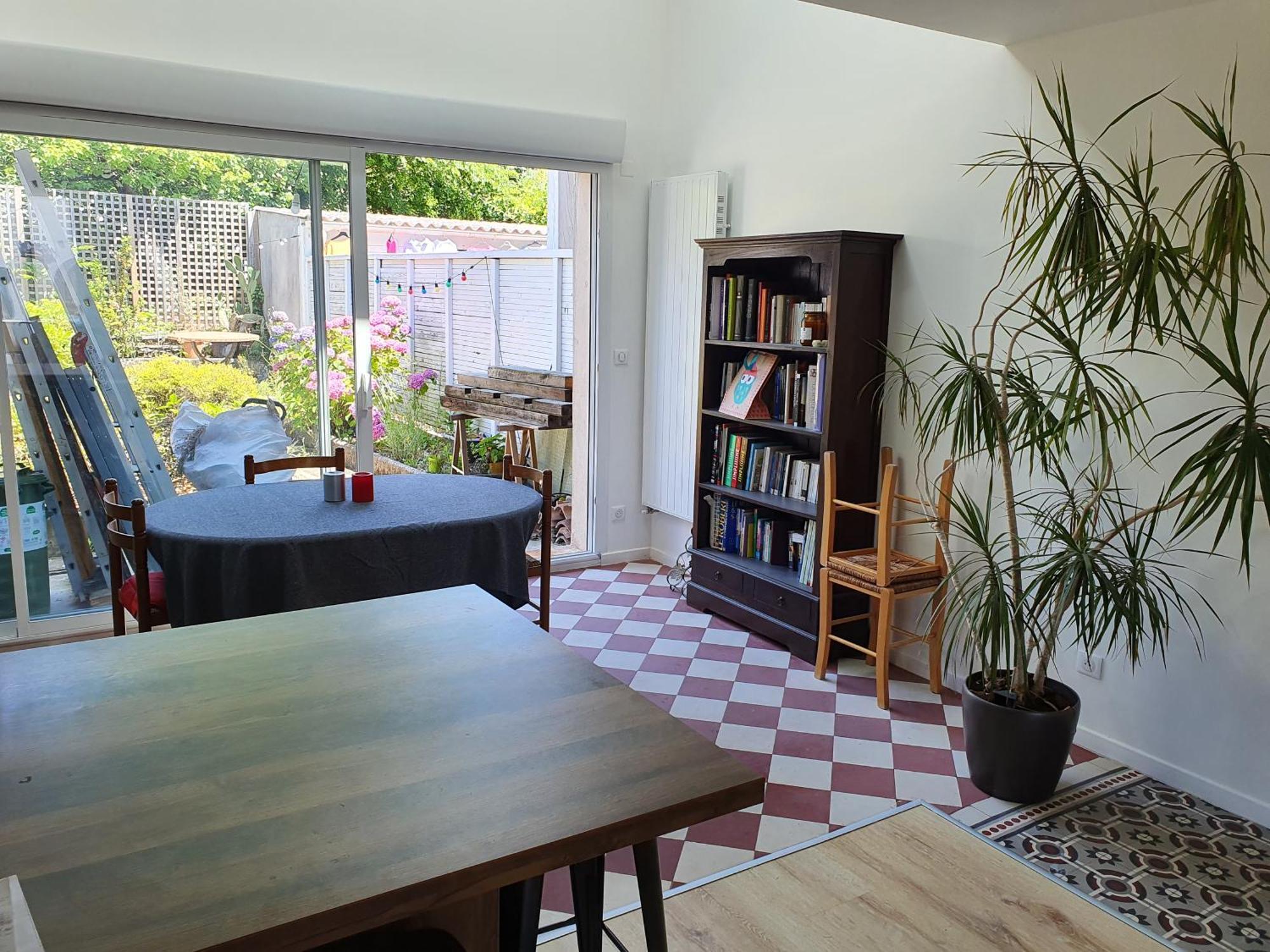 Privee En Colocation Dans Agreable Maison Avec Jardin - A Private In A Shared House With Garden Homestay