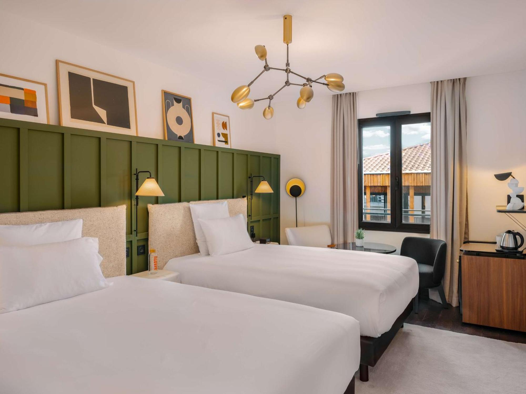 Marty - Tapestry Collection By Hilton Bordeaux