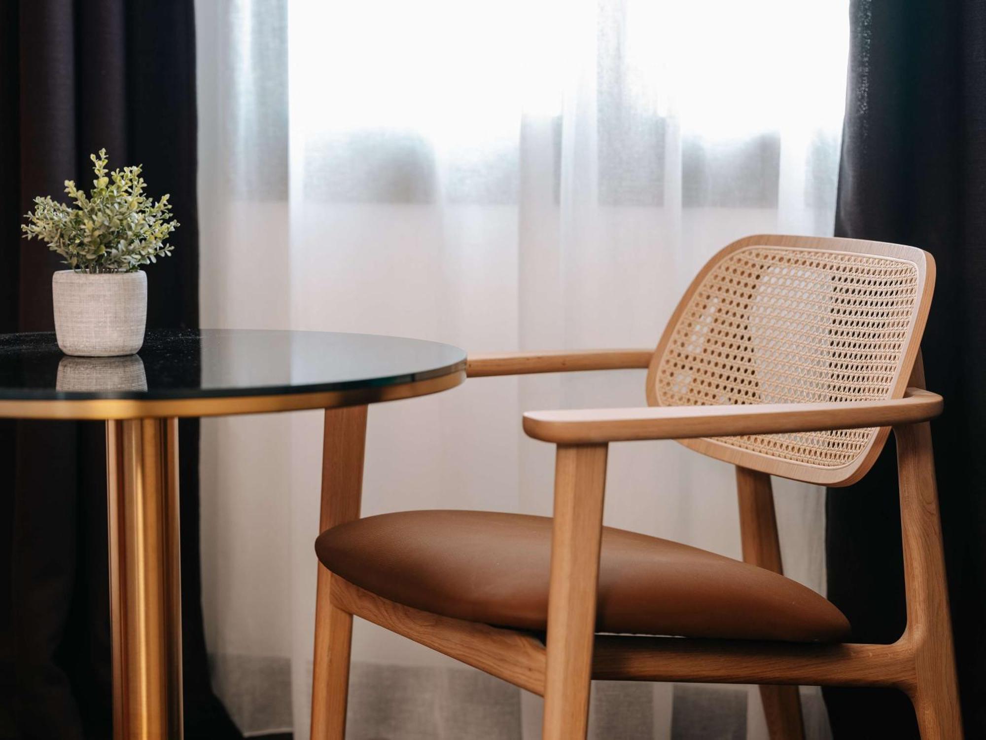 Marty - Tapestry Collection By Hilton Bordeaux