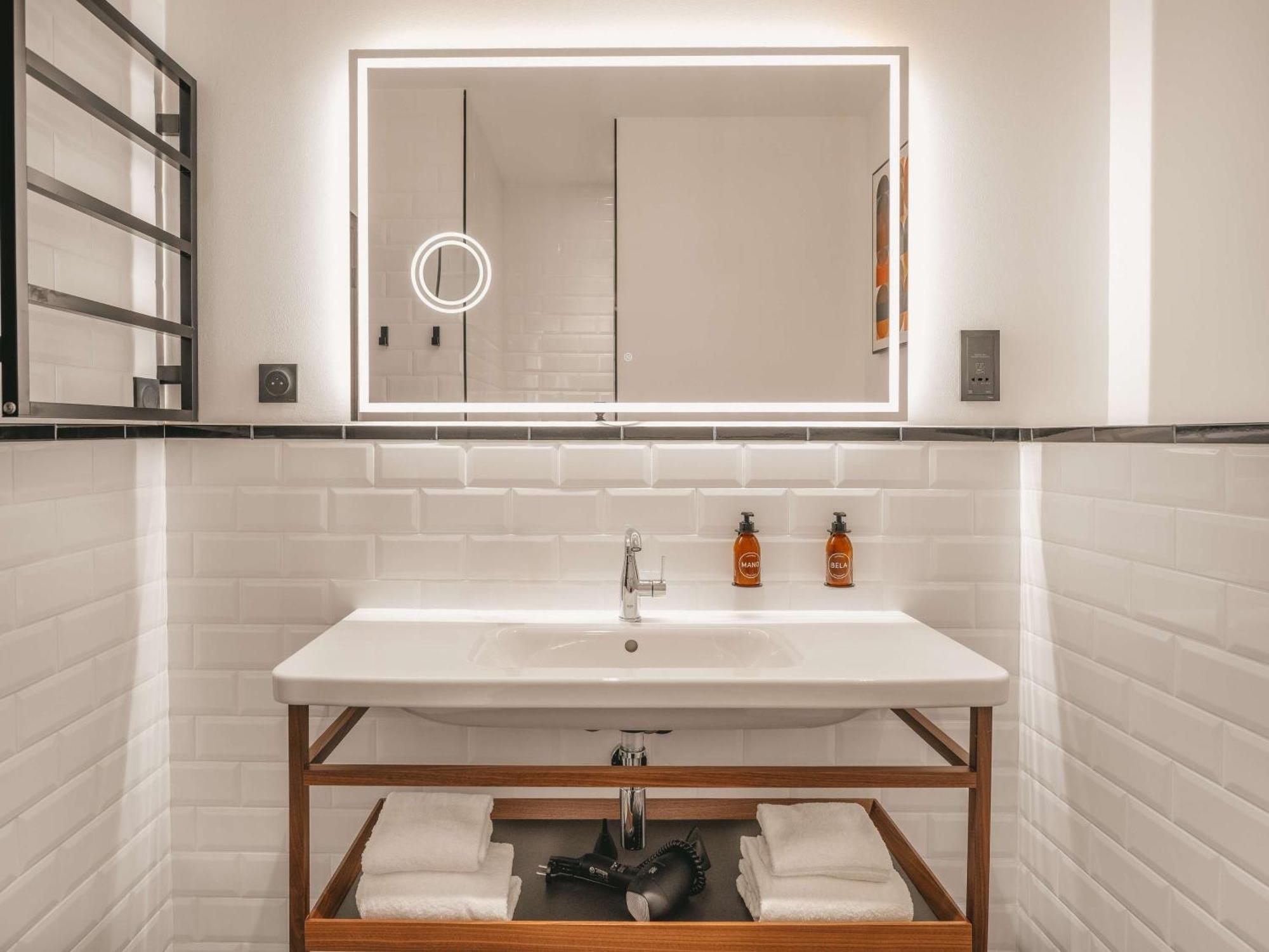 Marty - Tapestry Collection By Hilton Bordeaux