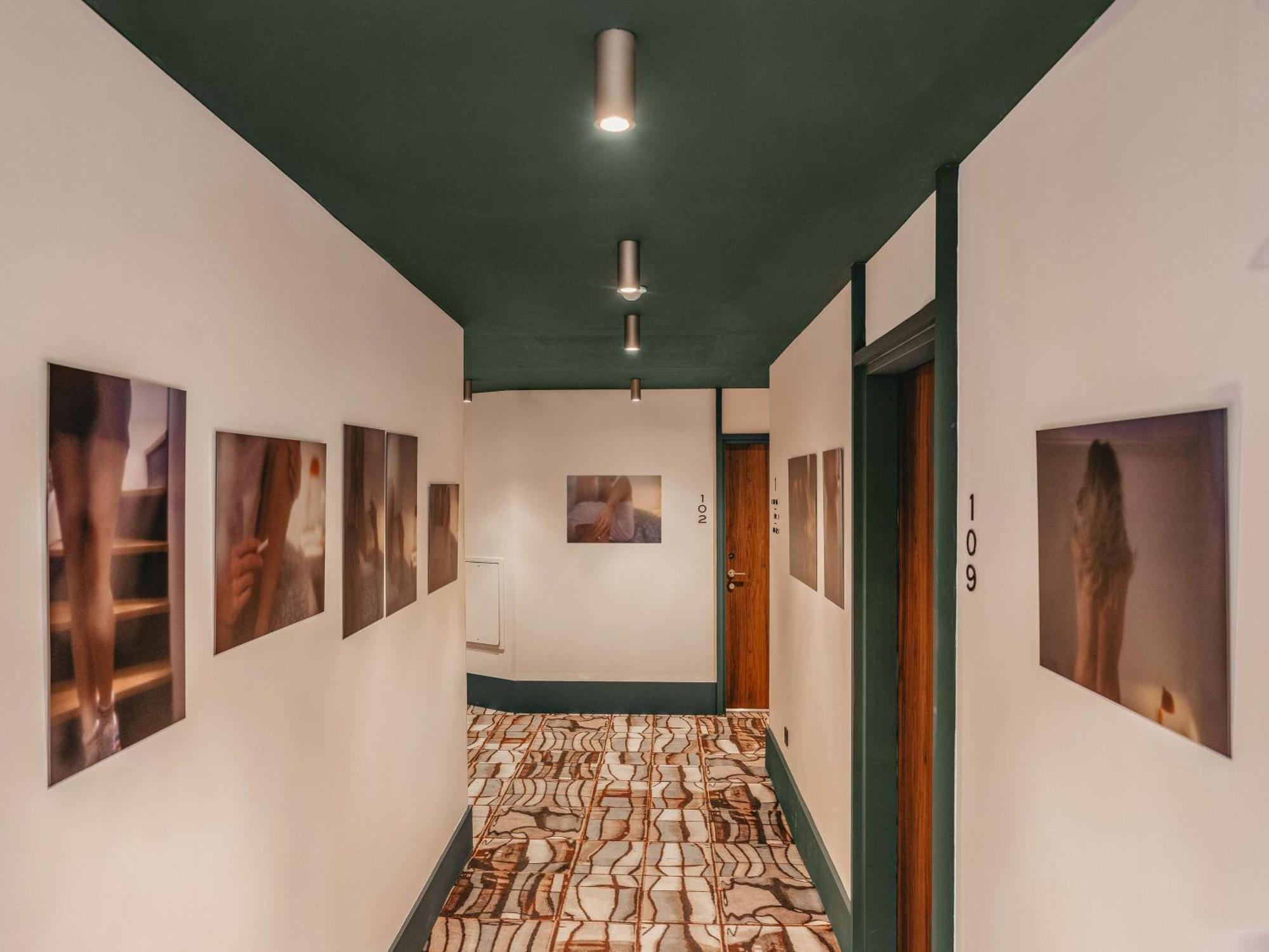 Marty - Tapestry Collection By Hilton Bordeaux
