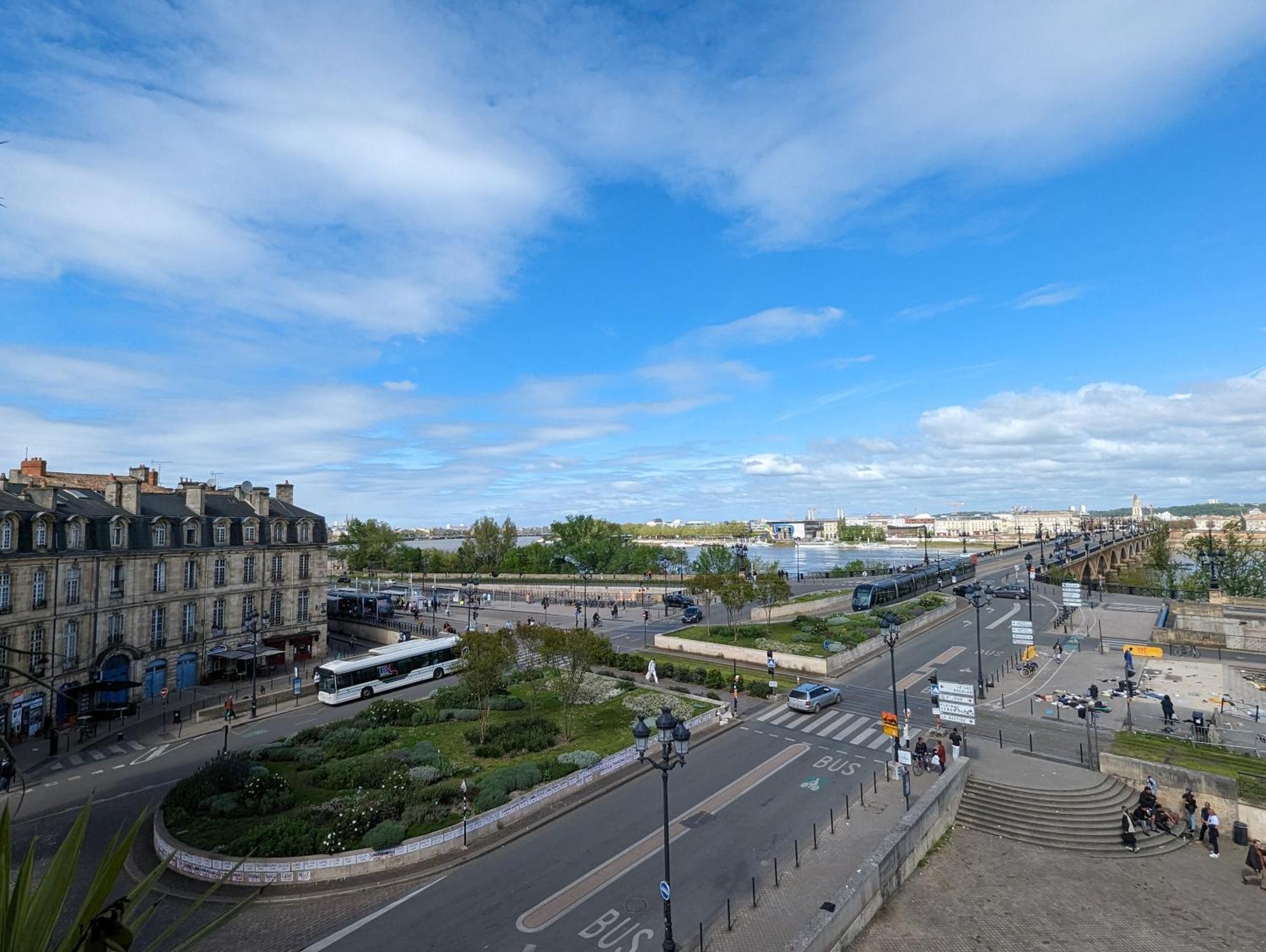 De Charme Sous Les Toits Avec Vue Sur La Garonne Bordeaux