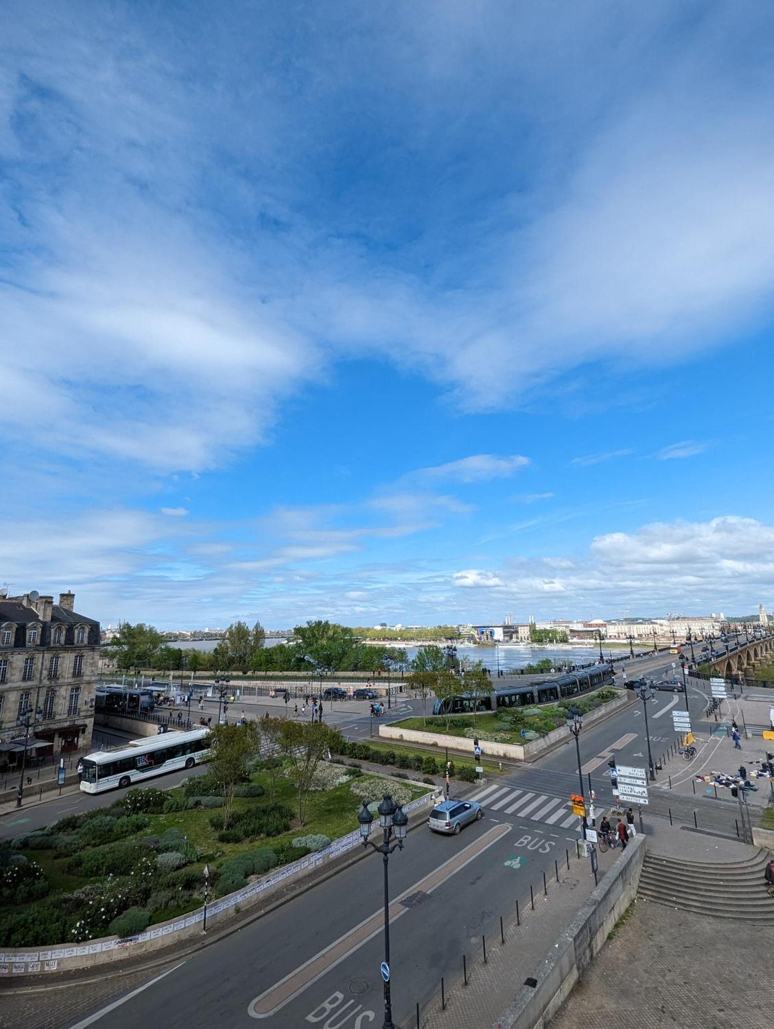 Apartment De Charme Sous Les Toits Avec Vue Sur La Garonne Bordeaux