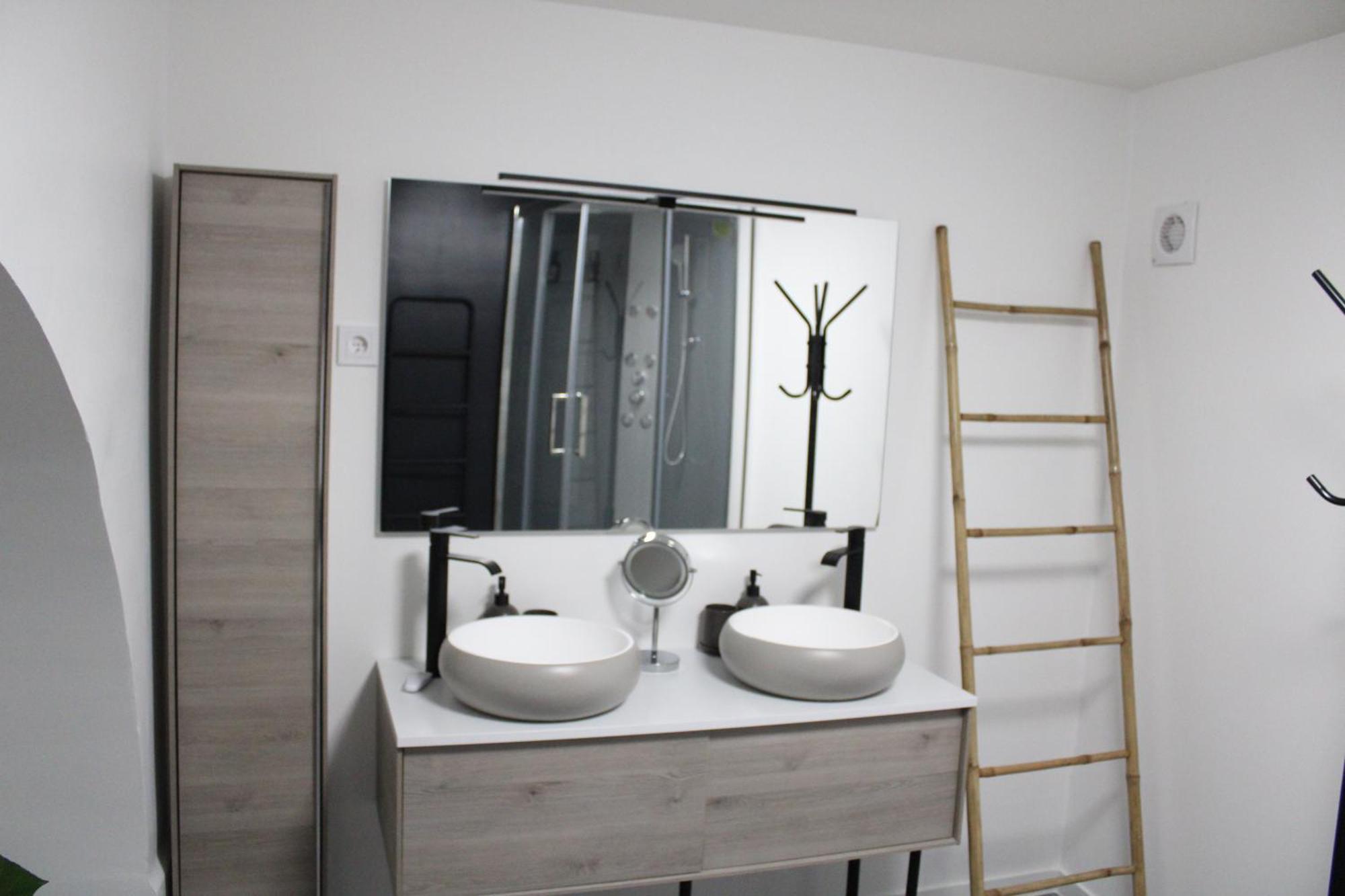 Appartement Hebergement Renove Place Du Palais Avec Parking *