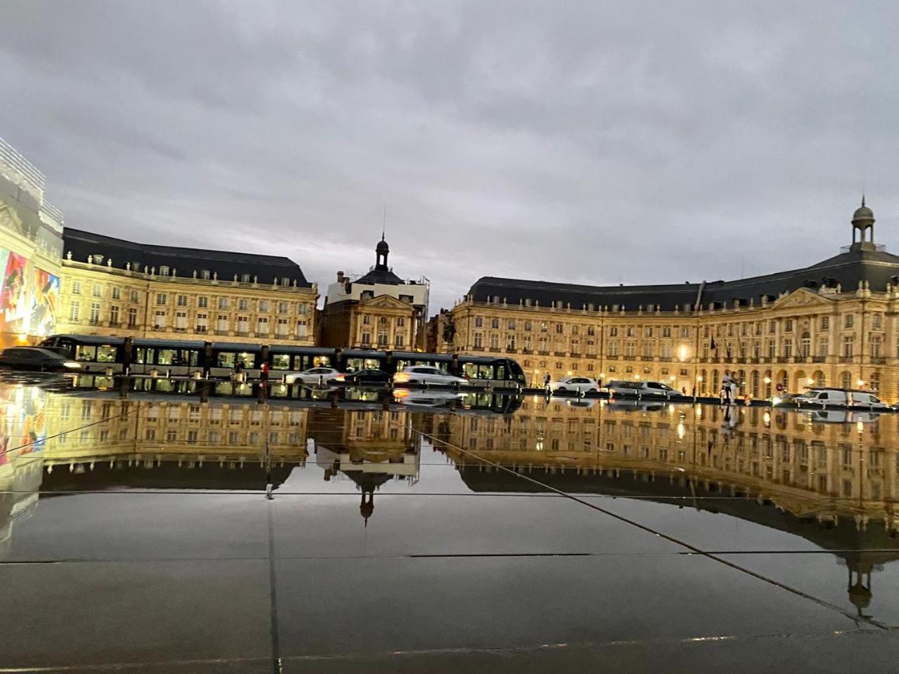 Hebergement Renove Place Du Palais Avec Parking Appartement Bordeaux