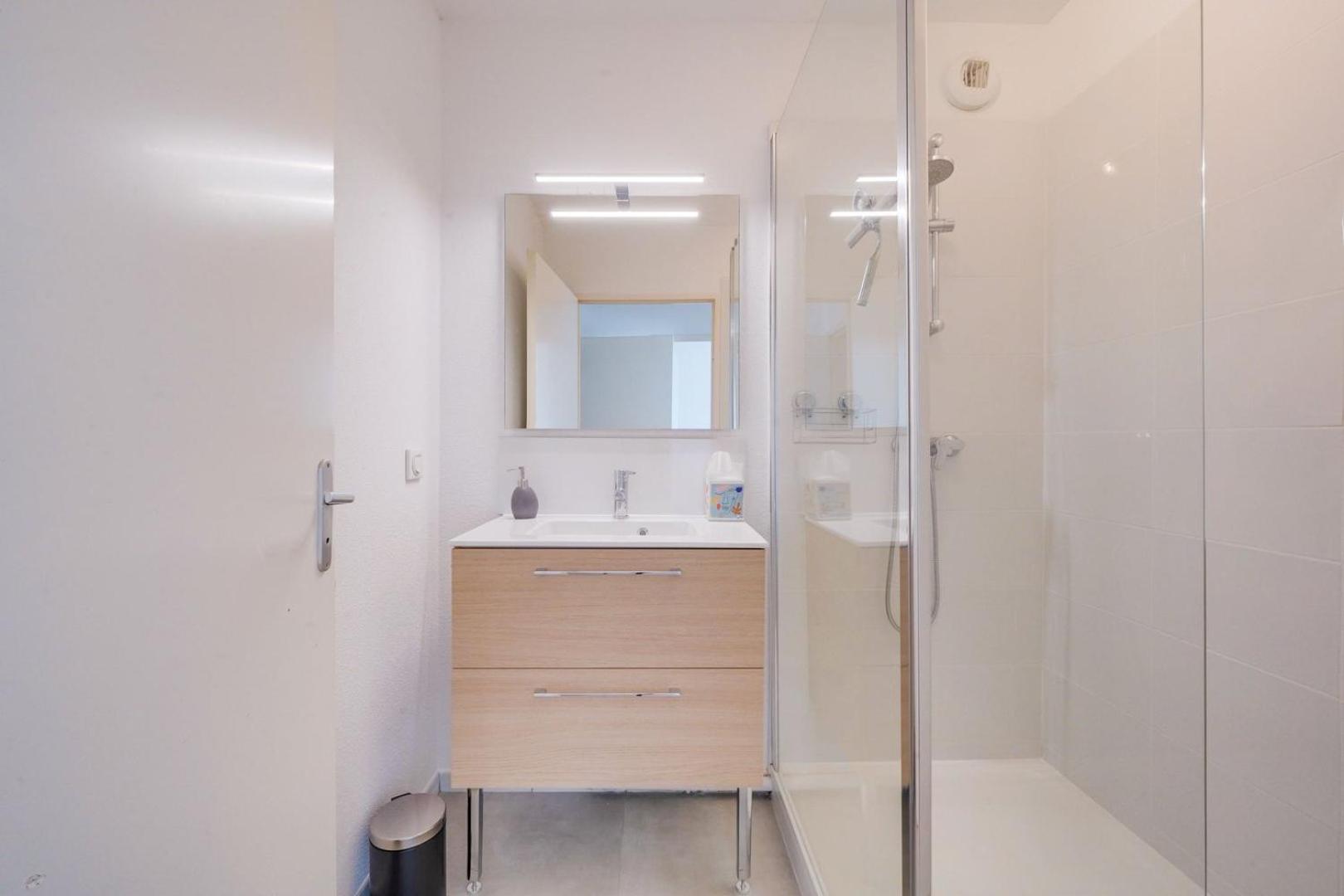 Lovely Flat With Parking Apartment *