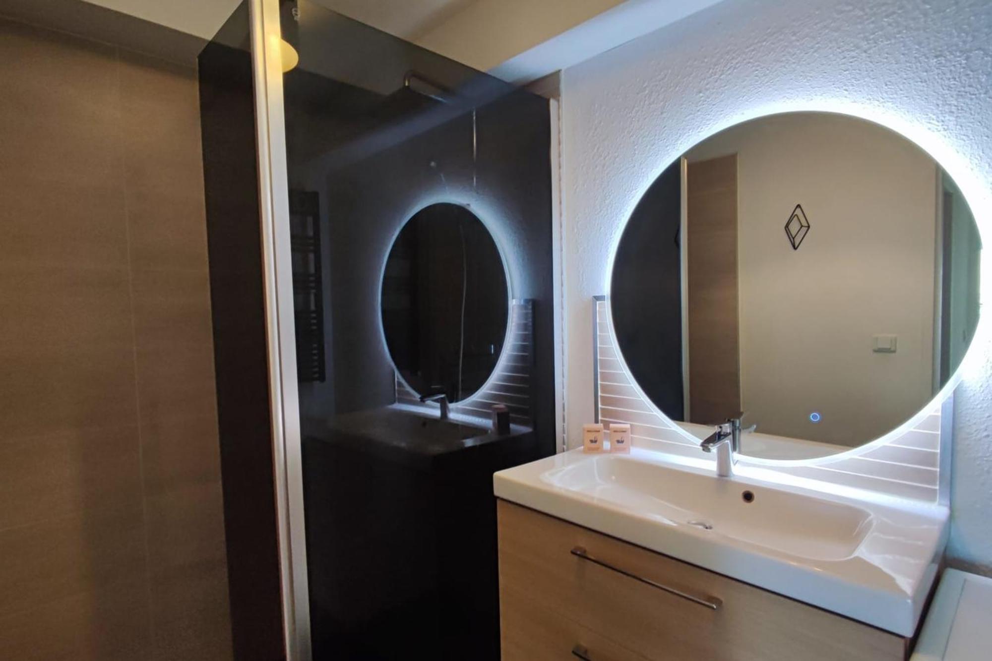 Spacious With Parking In Apartment *
