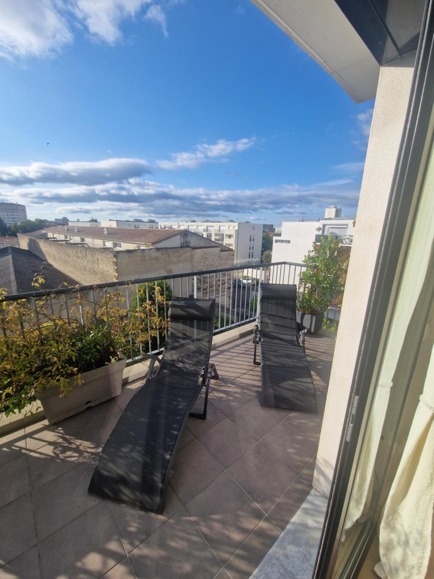 100m2 Avec Terrasse Et Garage *